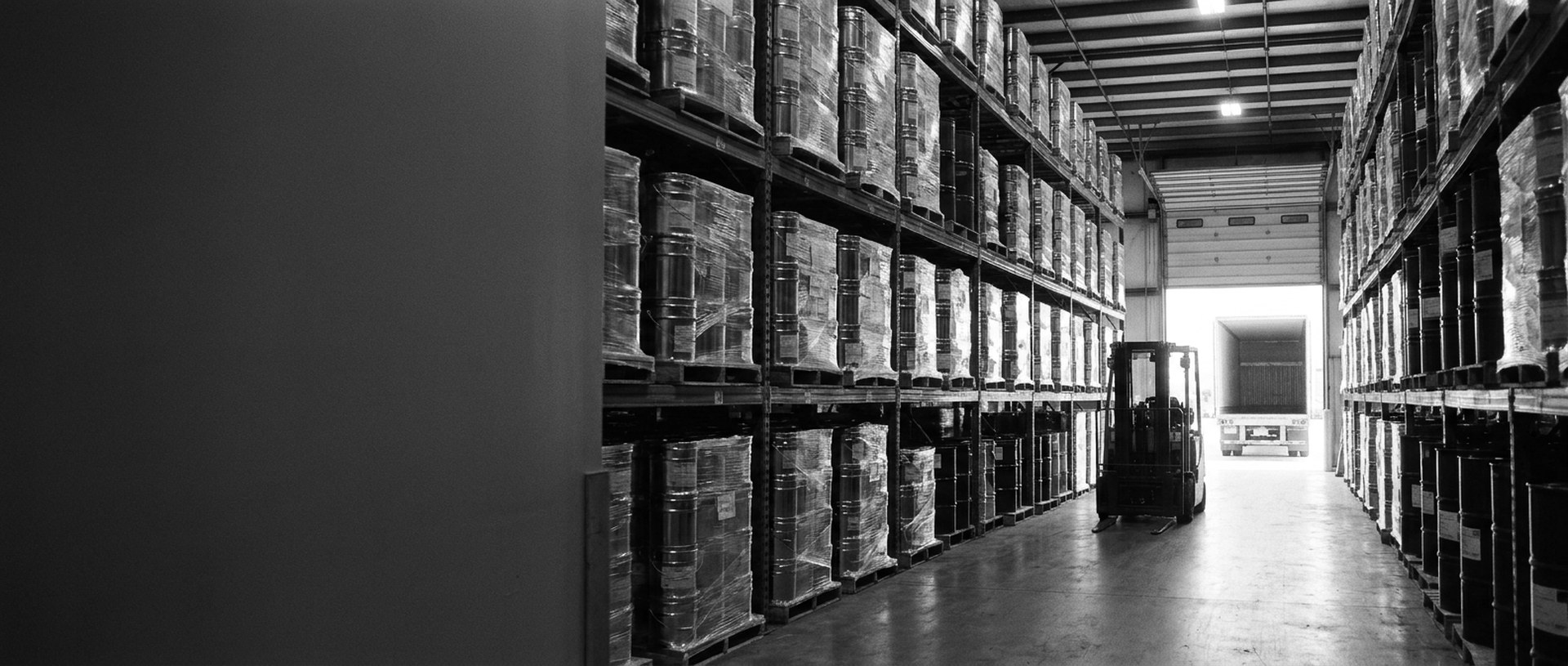 Адресный склад готовой продукции ЛКМ: стеллажи с паллетами вёдер краски и погрузчик у рампы